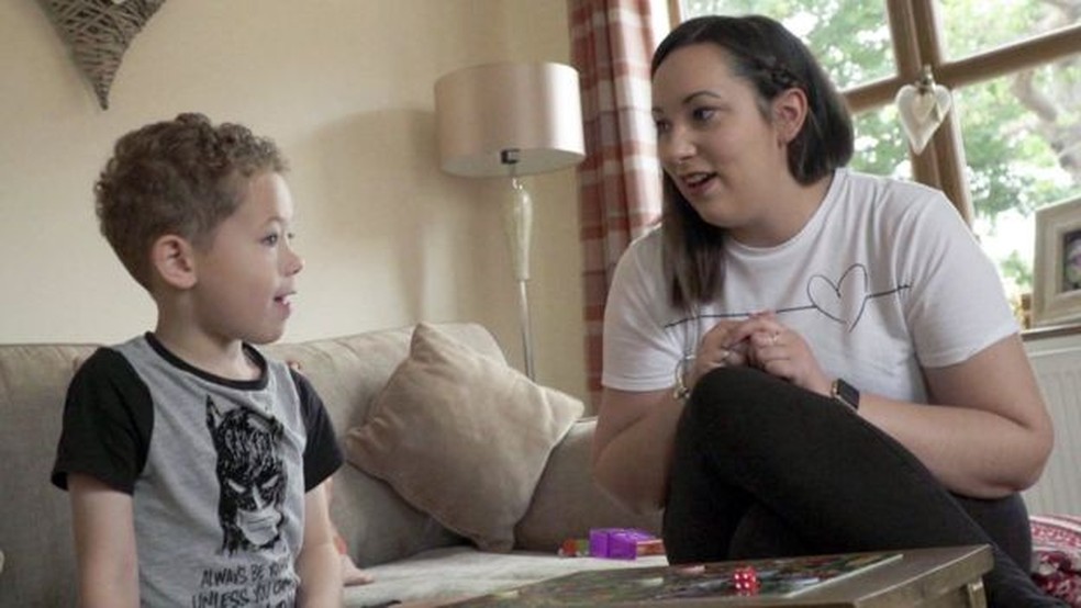Noah também precisou de tratamento para dormir — Foto: BBC