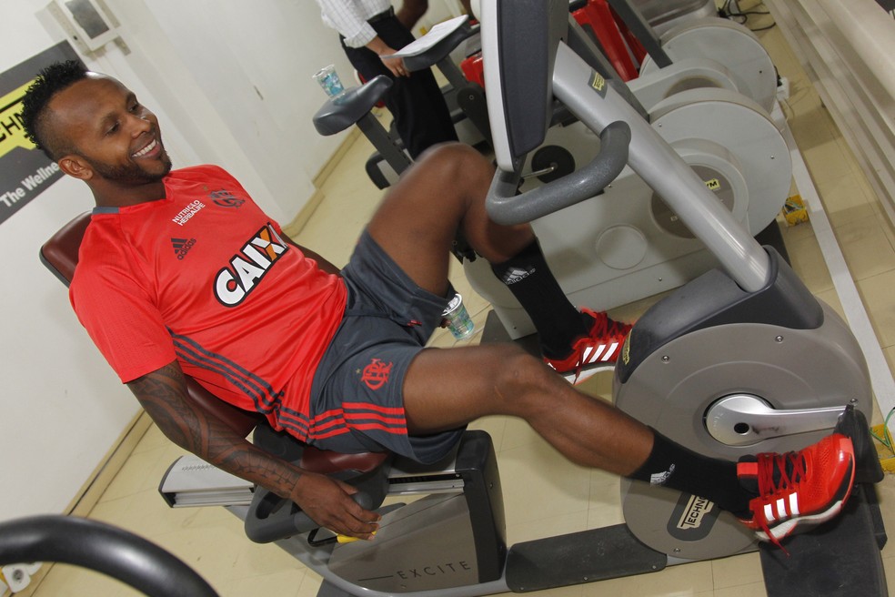 Lateral Chiquinho tem passagens por Flamengo e Santos (Foto: Gilvan de Souza/Flamengo)