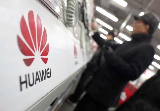 Logo da empresa chinesa Huawei é vista em mercado de Xangai, na China (Foto: Carlos Barria/Reuters)