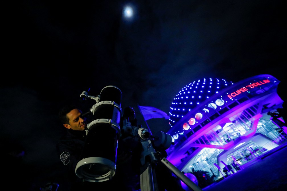 Homem usa um telescópio para ver a Lua planetário de Buenos Aires, Argentina — Foto: Agustin Marcarian / Reuters