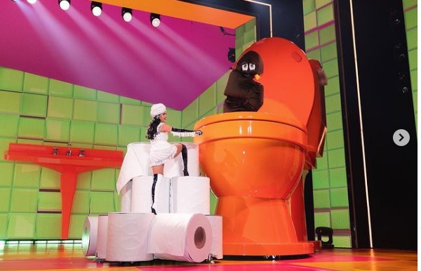 A serenata de Katy Perry para um cocô gigante no primeiro de seus 32 shows em um hotel e casino de Las Vegas (Foto: Instagram)