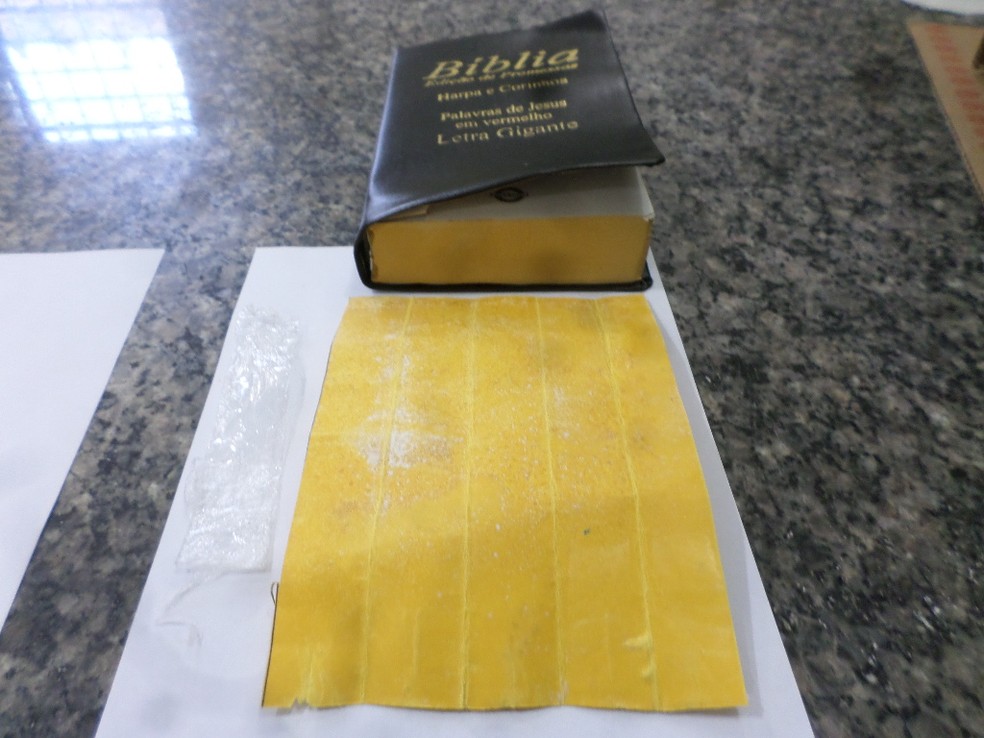 Agentes penitenciários encontraram papeis com a droga sintética K4 escondidos dentro de exemplares da Bíblia enviados a presos em Pacaembu (SP) — Foto: SAP