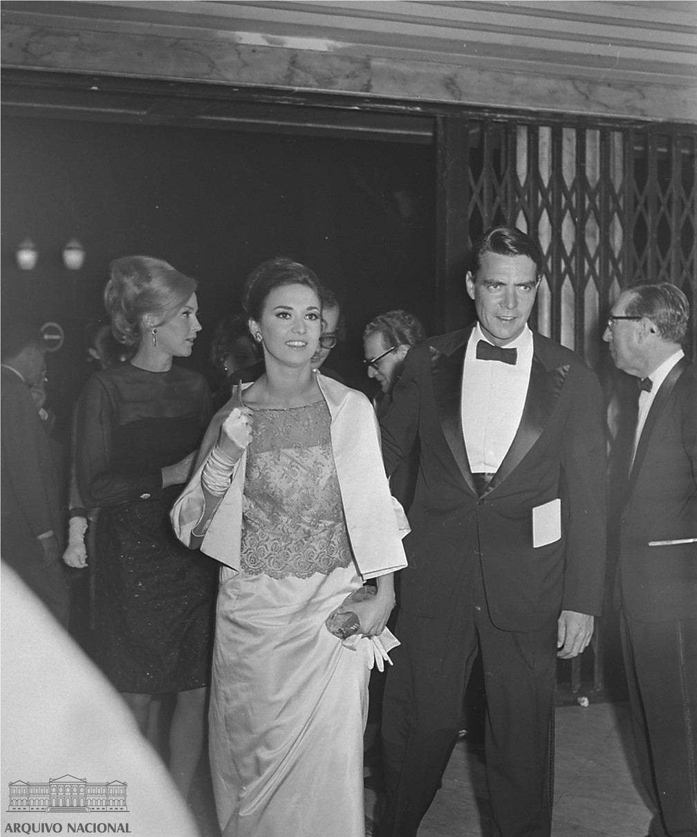 Eva Wilma e John Herbert na abertura de festival de cinema no Cine Palácio, Rio de Janeiro, 15 de setembro de 1965 — Foto: Arquivo Nacional