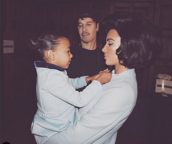 Kim Kardashian com a filha North nos bastidores de um ensaio inspirado em Jackie Kennedy (Foto: Instagram)