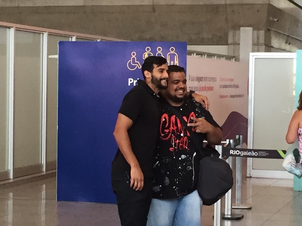 Henrique Dourado tira foto com um amigo no aeroporto antes de embarcar â€” Foto: Fred Huber / GloboEsporte.com