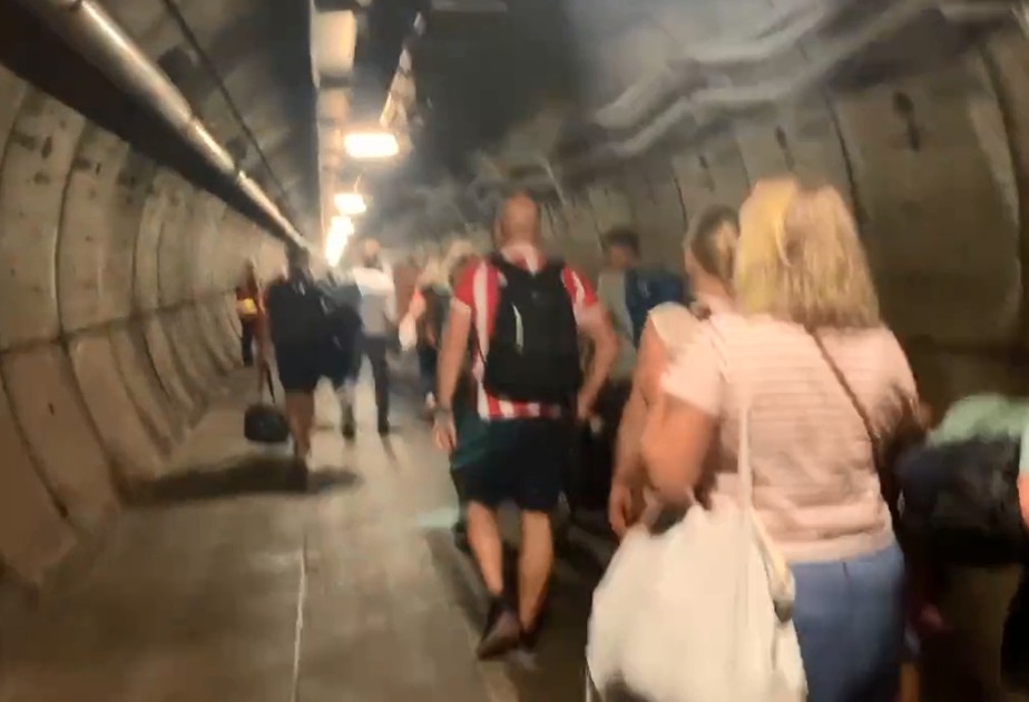 Passageiros ficam presos no Eurotúnel após trem quebrar dentro da ferrovia subterrânea; vídeo