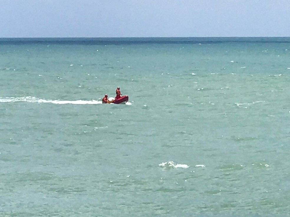Equipes de resgate do Corpo de Bombeiros usam uma lancha para tentar achar o jovem desaparecido na praia de Areia Preta — Foto: Kleber Teixeira/Inter TV Cabugi