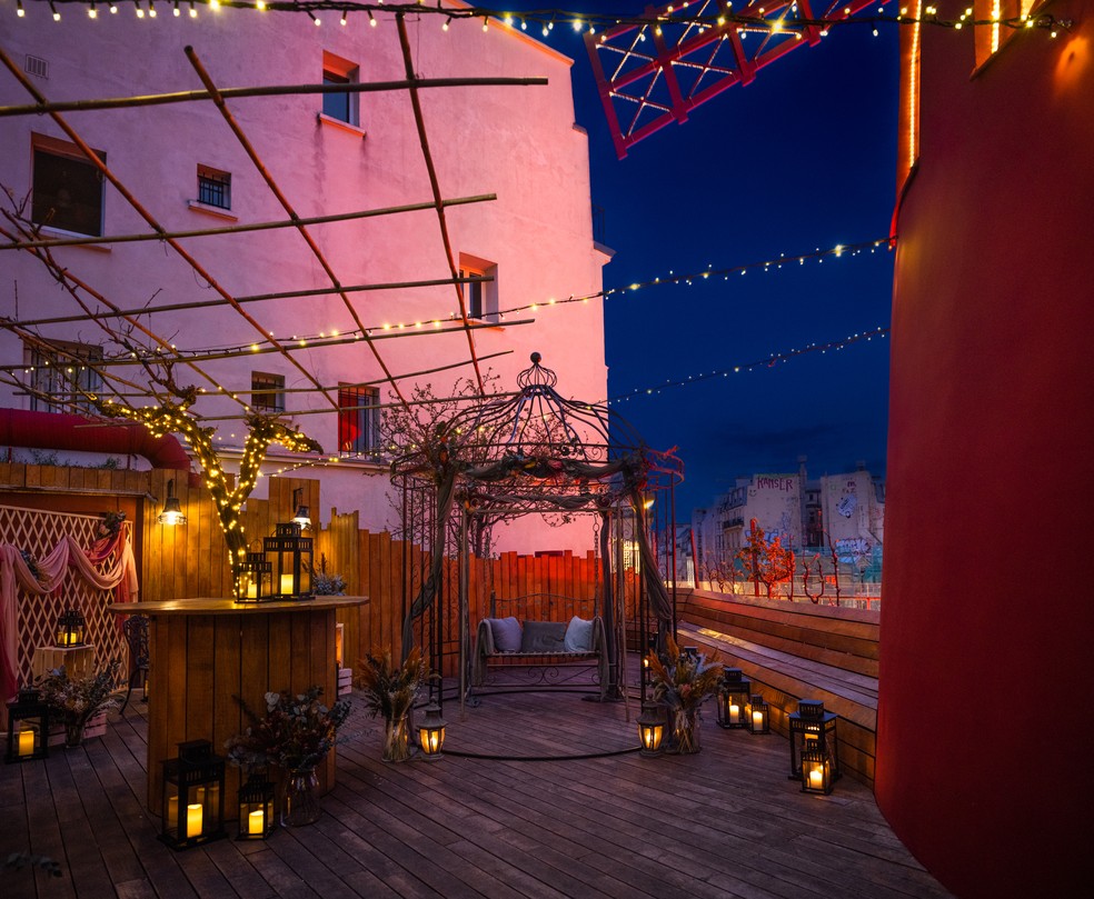 O terra&ccedil;o anexo ao quarto do moinho do Moulin Rouge, em Paris: &oacute;timo lugar para um drinque p&oacute;s-show &mdash; Foto: Divulga&ccedil;&atilde;o / Airbnb