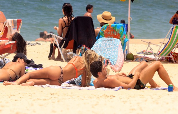 Yasmin Brunet curte praia de Ipanema com amigos (Foto: AgNews/J. C. Pereira)