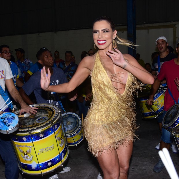 Erika Schneider samba com ritmistas da Águia de Ouro (Foto: Leo Franco/AgNews)
