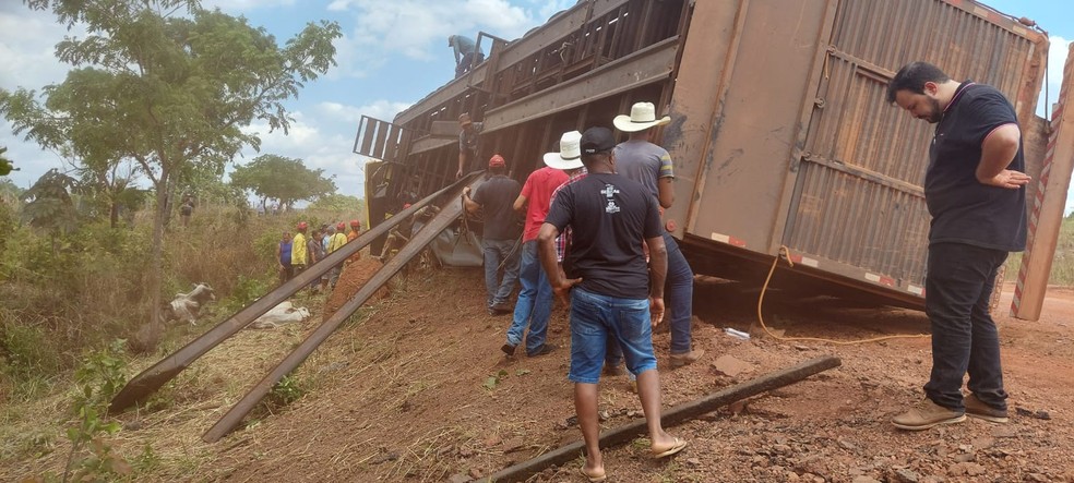 Momento da retirada da carroceria de cima do veículo — Foto: Bombeiros/Divulgação