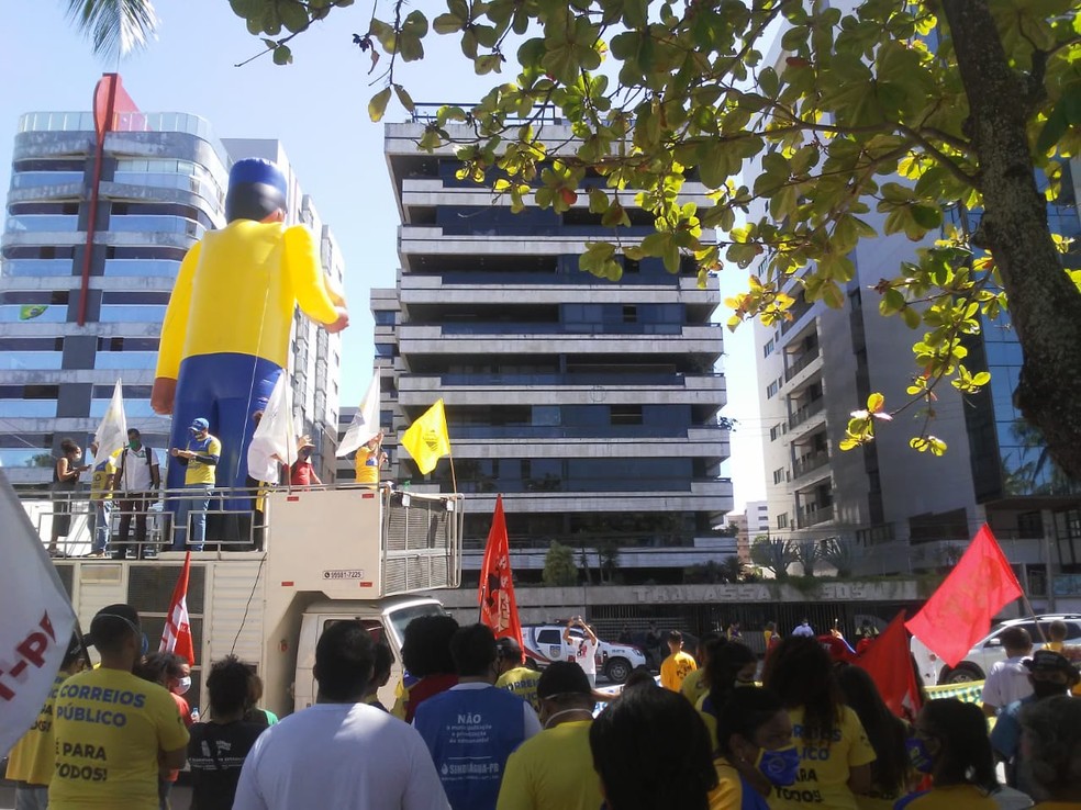 Protesto dos funcionários dos Correios se concentrou na Praça Sete Coqueiros, na Pajuçara, em Maceió — Foto: Sintect/AL