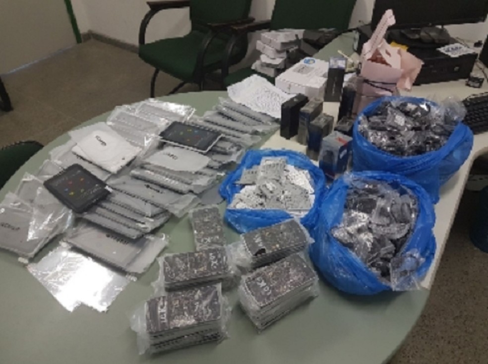 Foram apreendidos aparelhos celulares,tablets, perfumes importados, além de outros acessórios. (Foto: SSPDS/Divulgação)