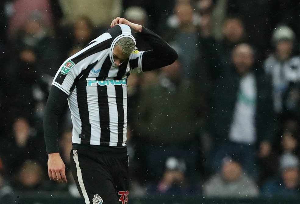 Bruno Guimarães sai desolado de campo após ser expulso em Newcastle x Southampton — Foto: Scott Heppell/Reuters