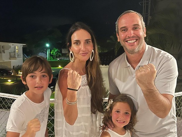 Caio Ribeiro, Renata Leite e os filhos do casal (Foto: Reprodução/Instagram)