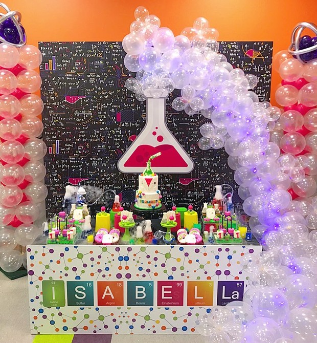Festa com tema química para aniversário de menina (Foto: Reprodução / Instagram @DesignPlanPlay)