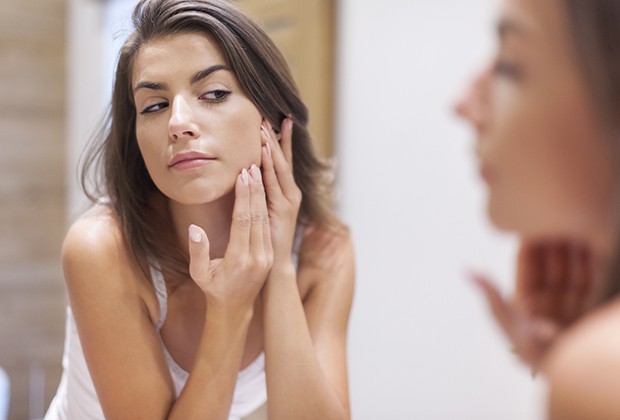 Desequílibrio hormonal, estresse e ansiedade estão entre as causas da acne após a puberdade (Foto: Thinkstock)