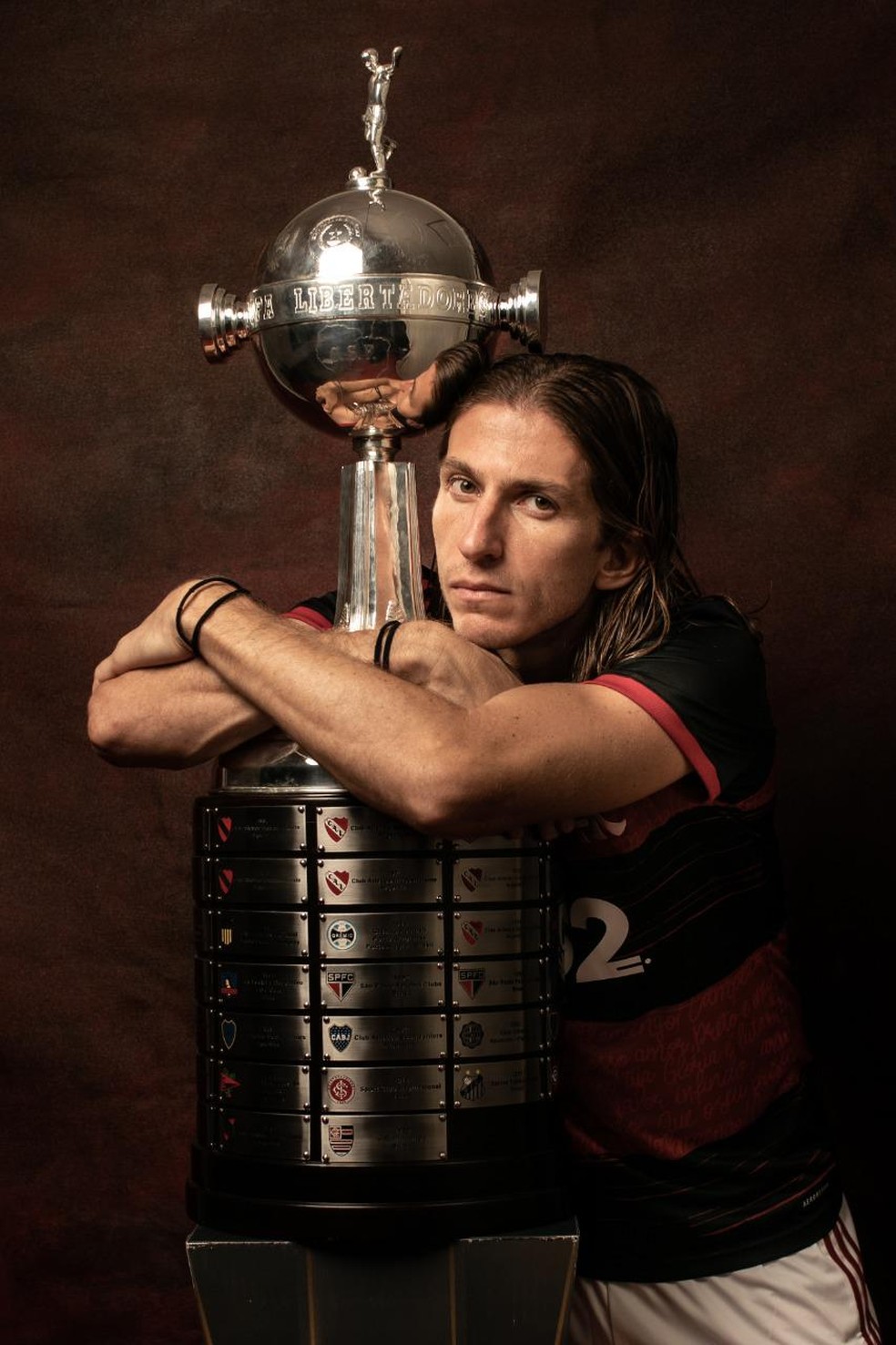 Filipe Luís com a taça da Libertadores — Foto: Libertadores Divulgação