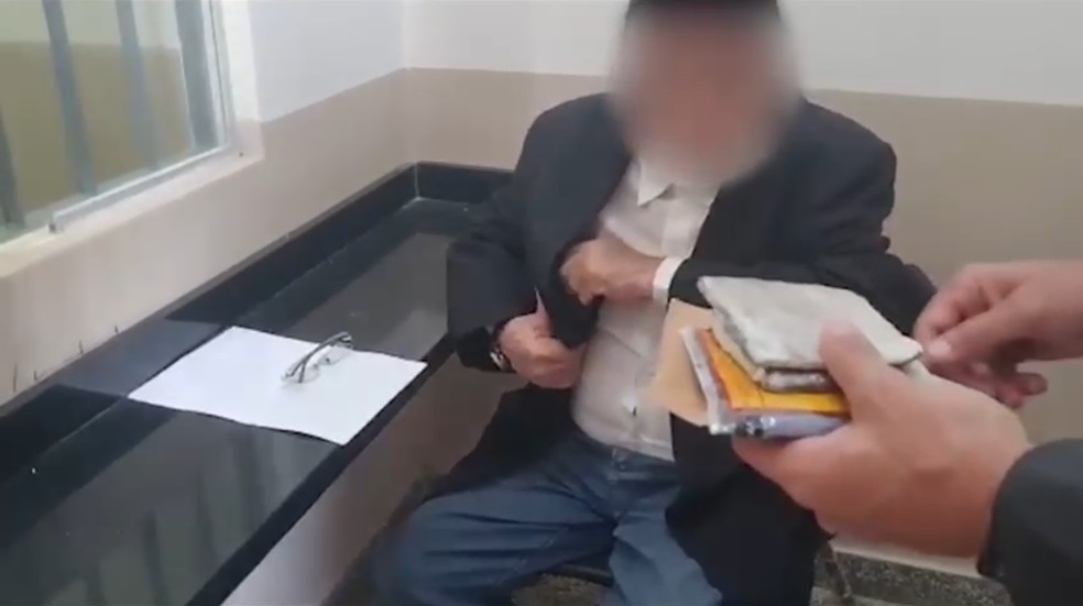Advogado carregava um envelope com maconha, cocaína, documentos e cartas — Foto: Reprodução