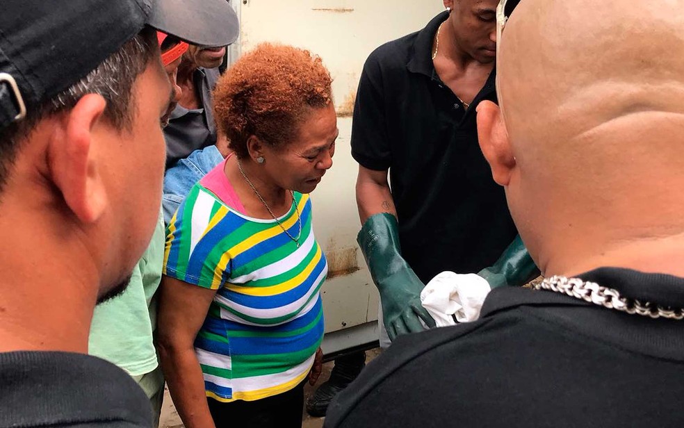 Iara Maria Silva, de 55 anos, no momento em que reconheceu o corpo do filho, Alan Pereira, uma das vítimas do desabamento em Salvador (Foto: Alan Alves/G1 BA)