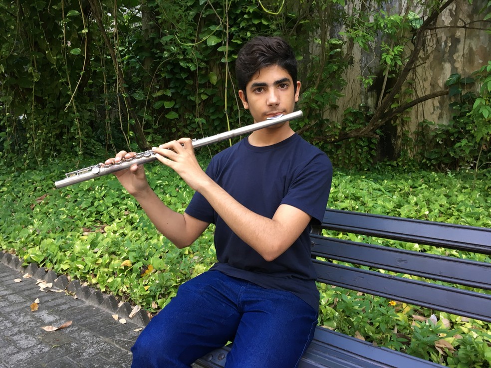 Aos 14 anos, Evaneto Melo é estudante do curso técnico de Música da UFRN e garante ter certeza de que quer seguir carreira na música. — Foto: Rômulo Costa / Sistema Verdes Mares