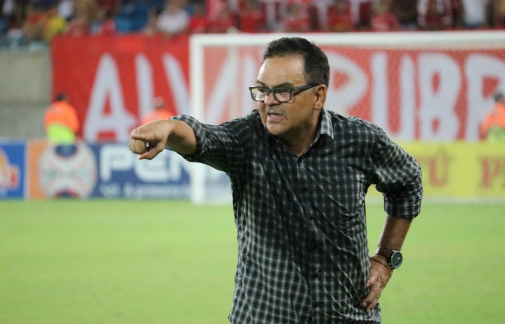 Francisco Diá é o técnico do ABC — Foto: Augusto Gomes/GloboEsporte.com