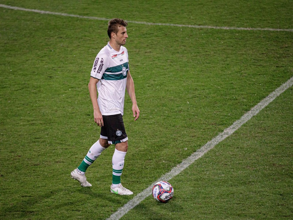 Henrique &Atilde;&copy; um dos mais experientes do elenco do Coritiba &acirc; Foto: Matheus Meneses/Neo Photo