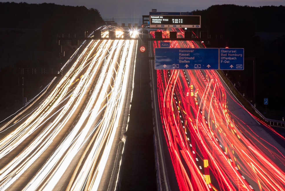 Foto tirada com longa exposição mostra carros em uma rodovia de Frankfurt, na Alemanha — Foto: Michael Probst/AP