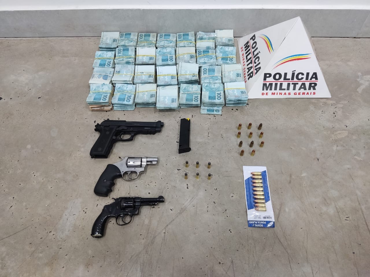 PM apreende armas, munições e mais de R$ 270 mil em chácara na zona rural de Araguari
