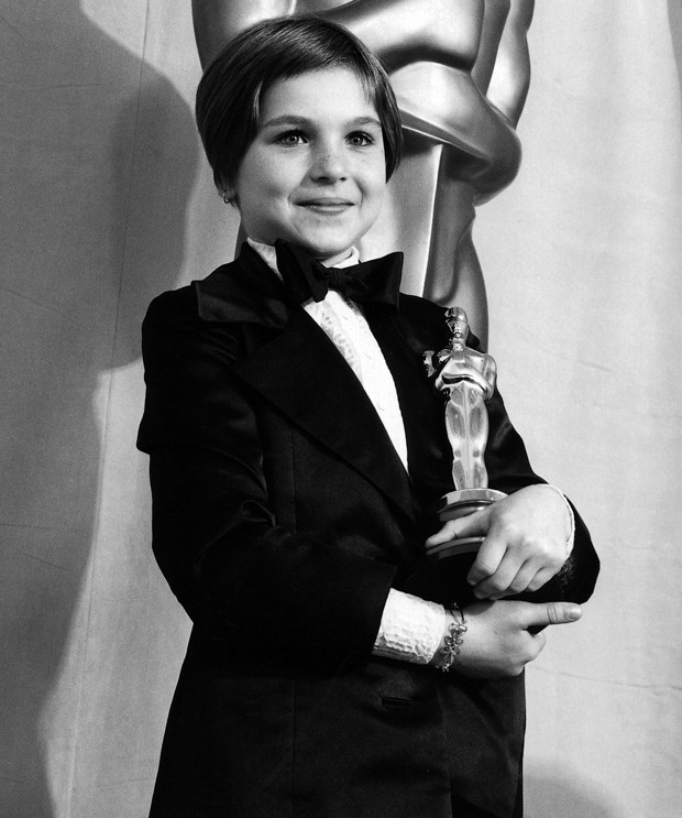 Tatum O'Neal com seu Oscar (Foto: Reprodução)