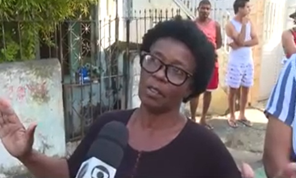 A mãe do jovem Marcelo Daniel contou que o filho foi assassinado após se render.  — Foto: Reprodução/TV Bahia