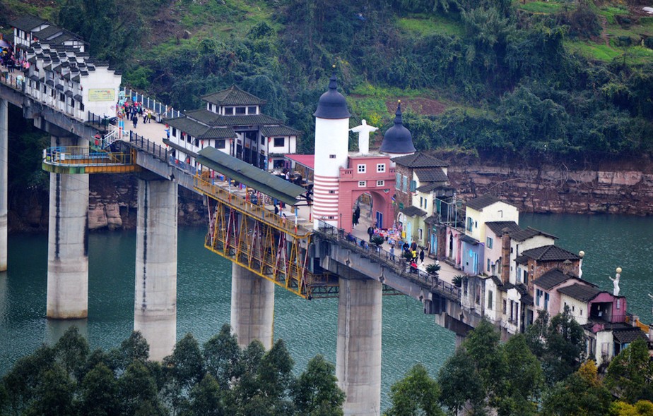 A ponte de 400 m de comprimento abriga construções de arquitetura variada