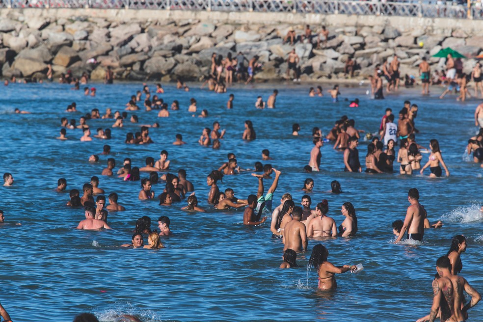 Na Praia dos Crush, os banhistas não respeitaram o distanciamento recomendado  — Foto: Thiago Gadelha/SVM