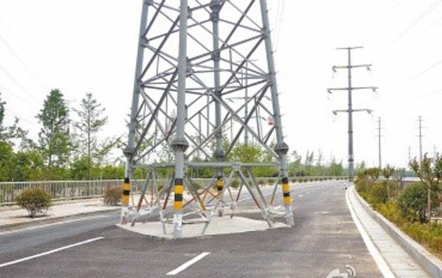 Estrada em Zhengzhou, na China, foi construída sem levar em consideração duas torres de transmissão de energia, que estavam instaladas desde 2007 (Foto: Reprodução/Weibo/21cbh)