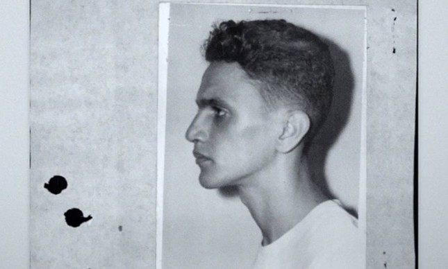 Caetano Veloso de cabelo cortado após ser preso, em dezembro de 1968