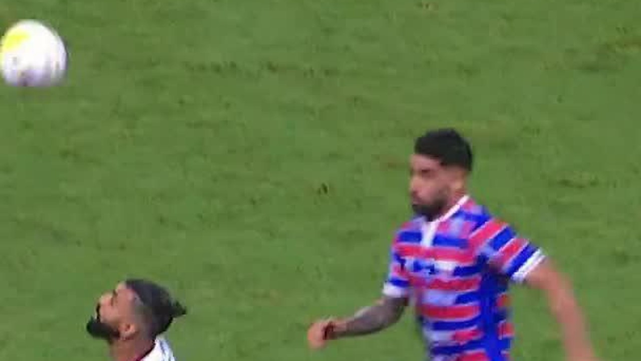 Que beleza! Gabigol d&aacute; um lindo chap&eacute;u em Ronald, do Fortaleza