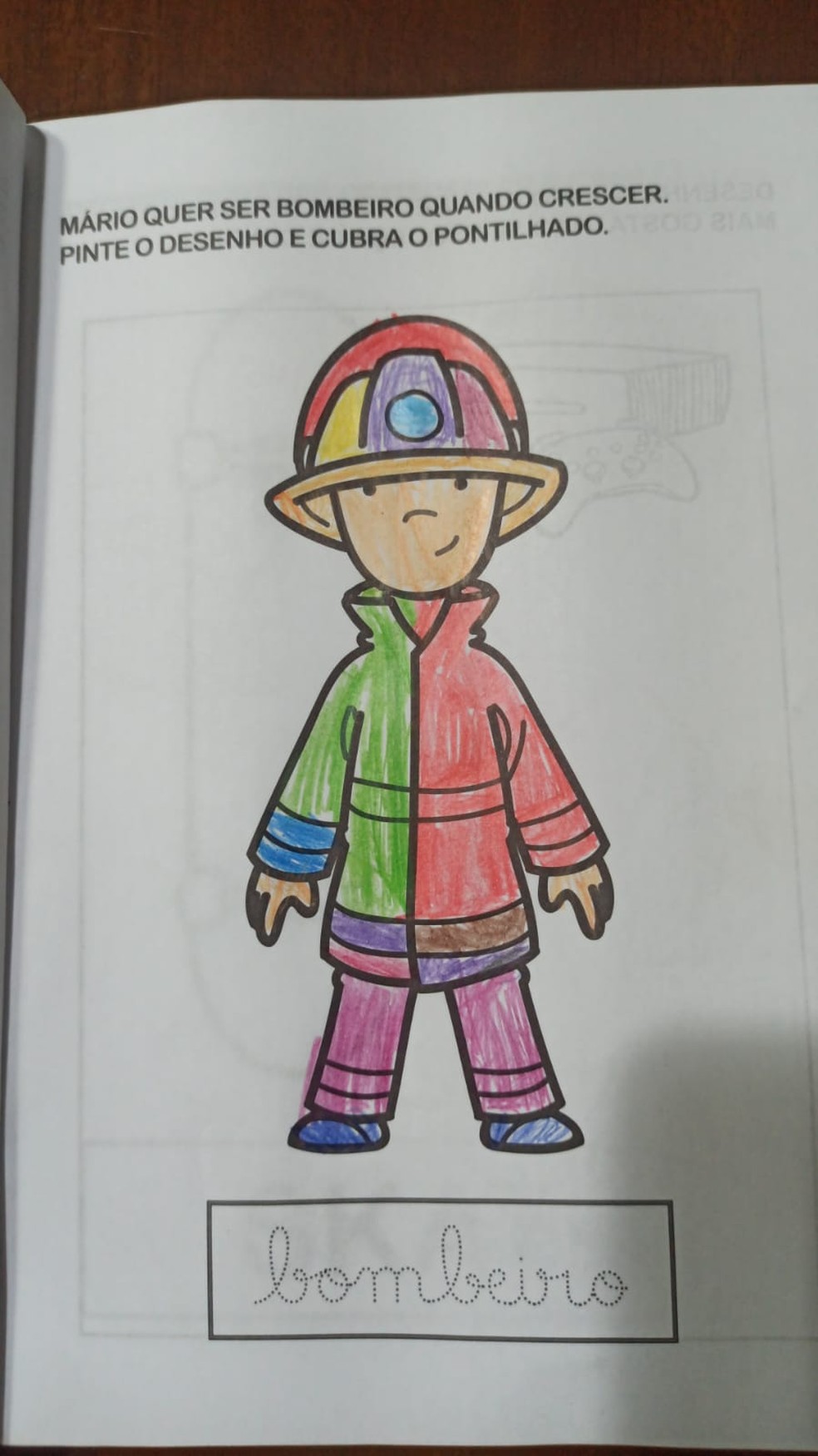 Menino pintou desenho de bombeiro e quer entregar à equipe — Foto: Juliana Aparecida Georgetto Santos