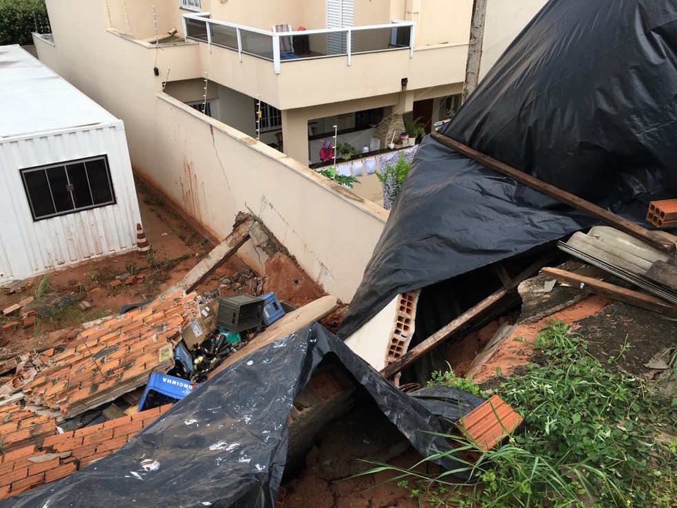 Cômodo de residência desabou no Parque dos Girassóis, em Presidente Prudente (Foto: Stephanie Fonseca/G1)