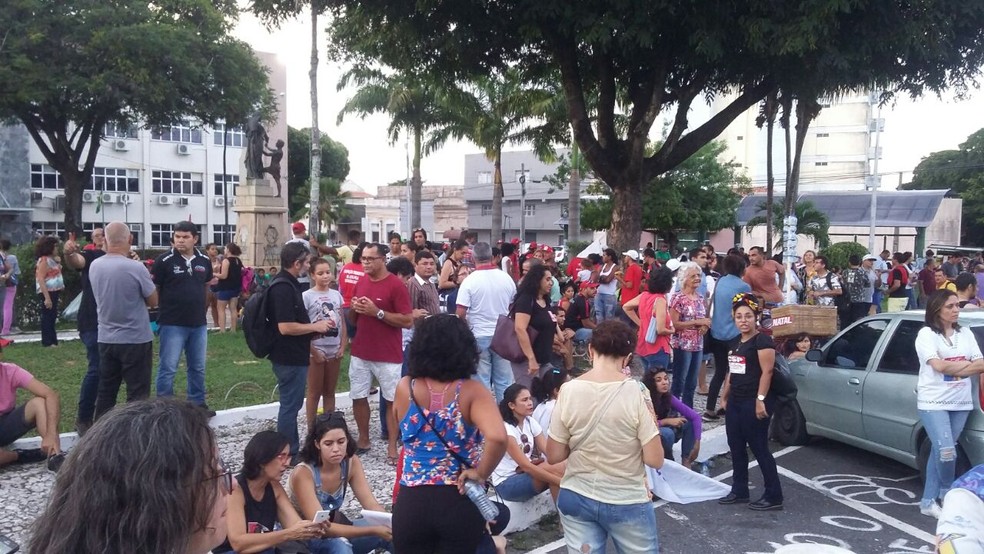 Manifestantes protestaram contra a reforma da previdência  e seguiram até a Assembleia Legislativa (Foto: Sérgio Henrique Santos/Inter TV Cabugi)