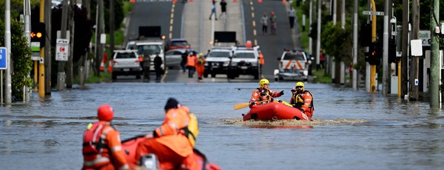 Equipes de emergência patrulham área inundada enquanto evacuam moradores do subúrbio de Maribyrnong, em Melbourne, na Austrália — Foto: William WEST / AFP