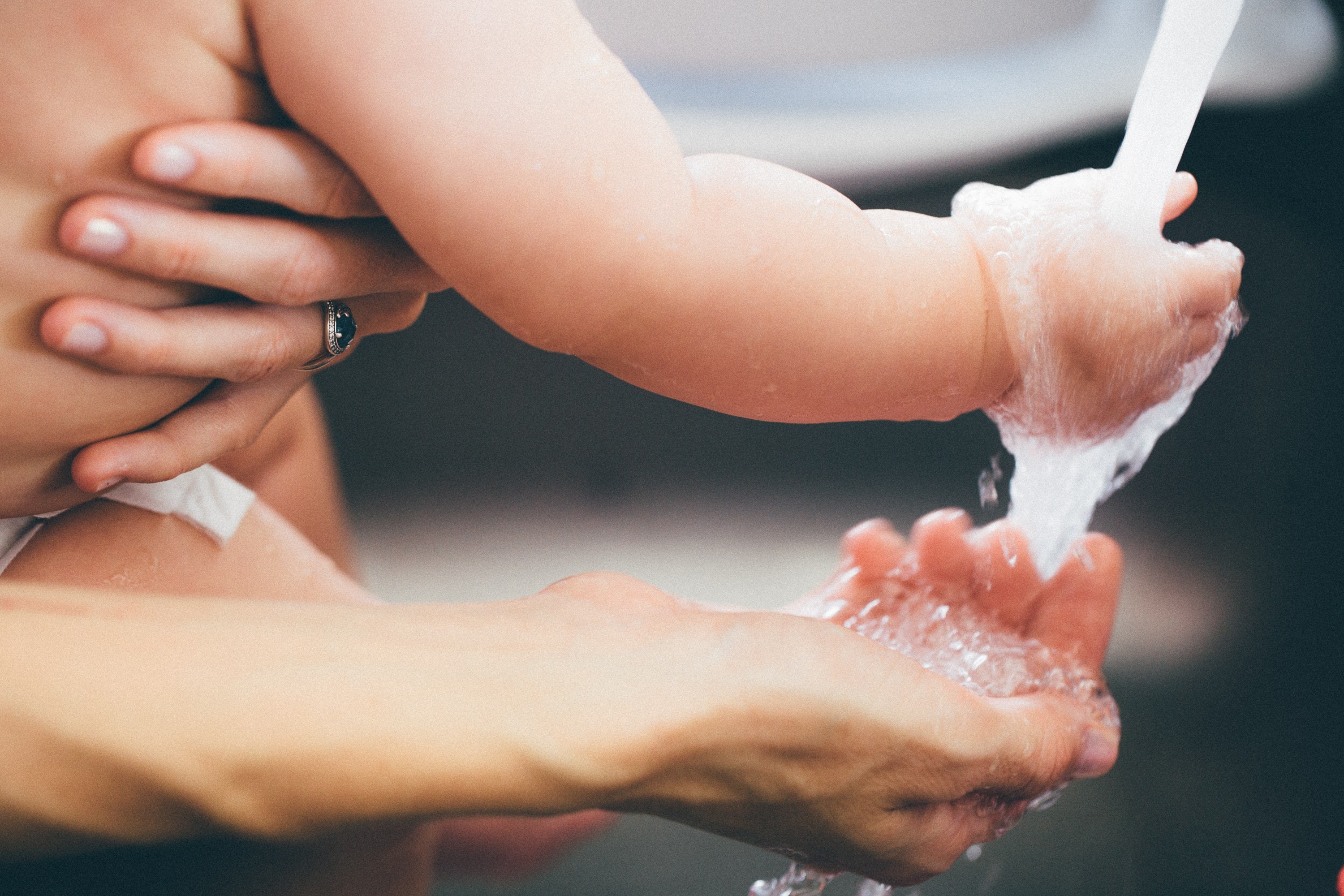 Lavar as mãos com água e sabão com frequência é uma das melhores maneiras de evitar o contágio pelo vírus (Foto: Pexels)