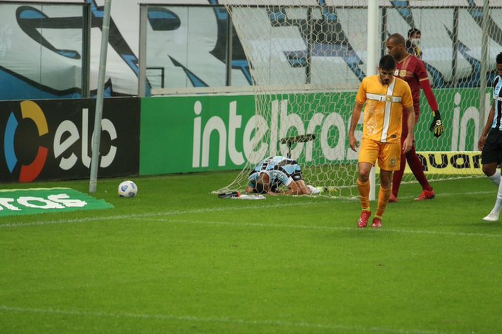 Ricardinho perde chance incrível para o Grêmio contra o Brasiliense — Foto: Lucas Bubols/ge
