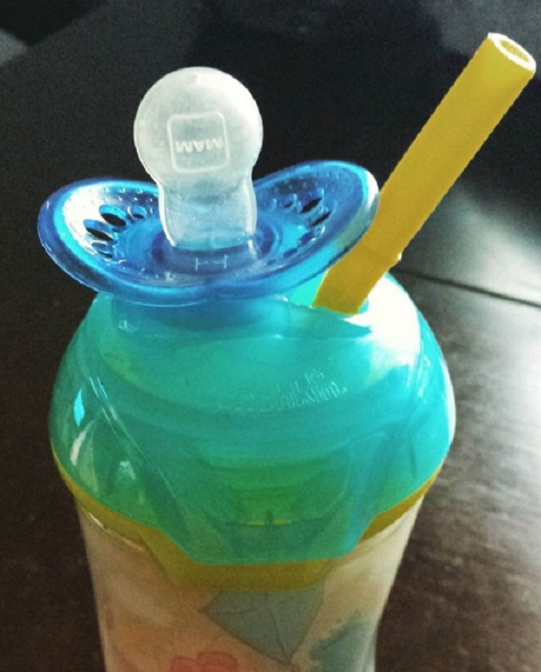 Bebê encaixa chupeta em copo  (Foto: Reprodução: Instagram )