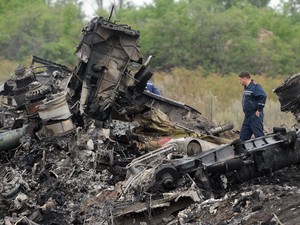 Equipes de resgate trabalham em meio aos destroços da queda do voo MH17 nesta sexta-feira (18) perto de Shaktarsk, no leste da Ucrânia  (Foto: Dominique Faget/AFP)