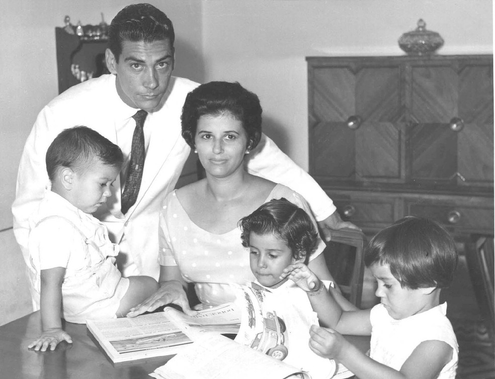 Dona Lila Covas ao lado do marido, Mario Covas, e dos filhos — Foto: Reprodução