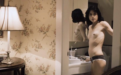 Selma Blair aparece de topless em novo filme.