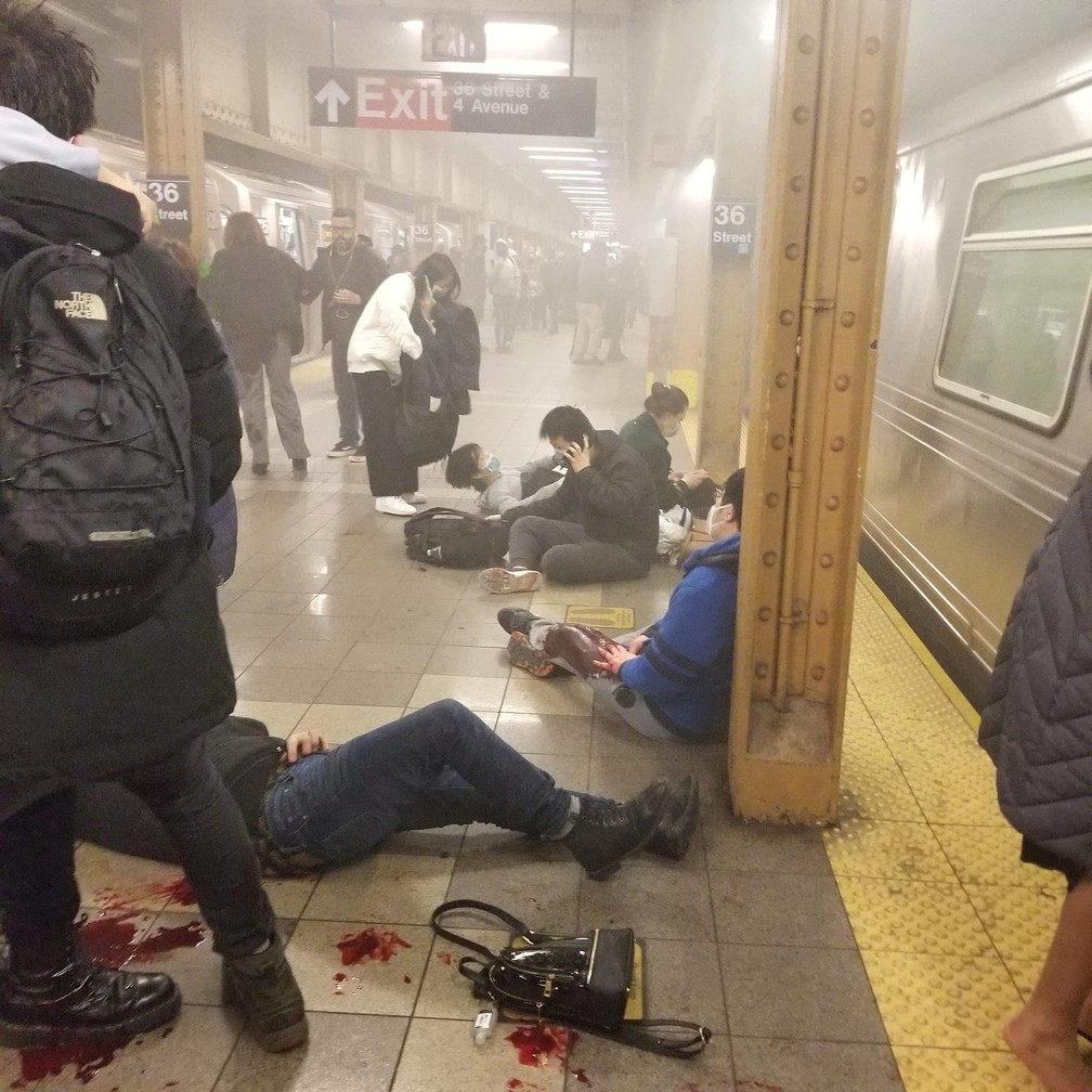 Feridos após tiroteio em estação de NY — Foto: Armen Armenian/via Reuters