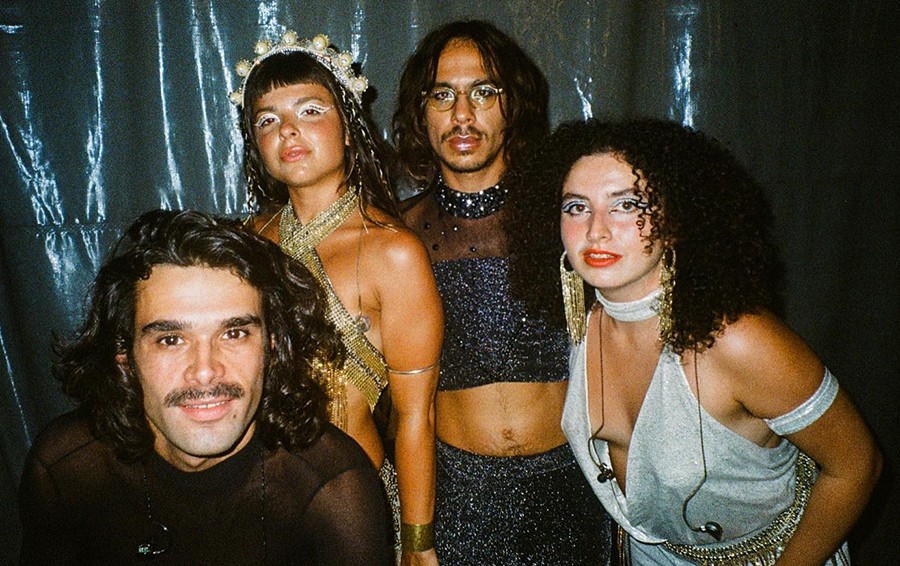 Bala Desejo pisa 'Chão da praça' em disco da Orquestra Frevo do Mundo 