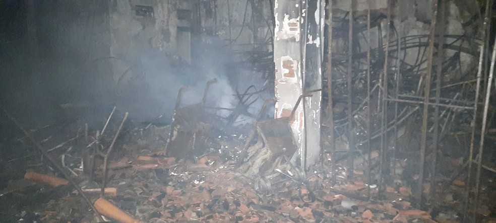 Destroços do material consumido pelo fogo em incêndio em Iguatu, no interior do Ceará. — Foto: Wandenberg Belém/SVM