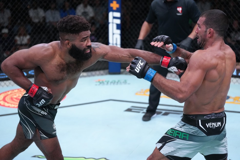 Chris Curtis venceu Rodolfo Vieira por decisão unânime (triplo 29-28) — Foto: Getty Images